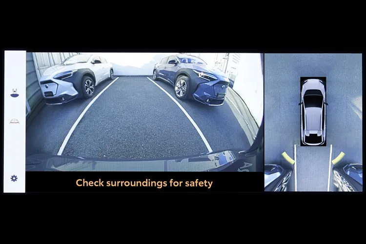 360° prikaz vozila na 12,3-inčnom zaslonu